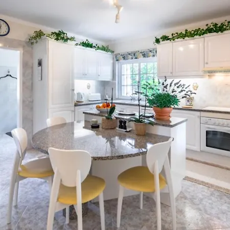 Beautiful 3-bed In Spool & Seaview